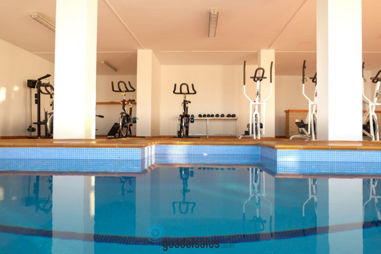 Gimnasio y piscina interior