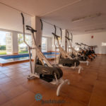 Gimnasio y piscina interior