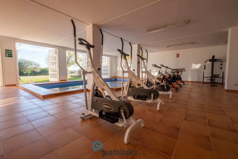 Gimnasio y piscina interior